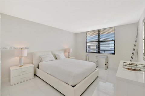 Condo in Jensen Beach, Florida, 2 bedrooms № 2018591 - photo 25