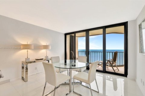 Condo in Jensen Beach, Florida, 2 bedrooms № 2018591 - photo 18