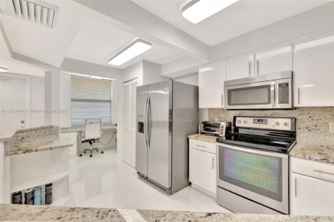 Condo in Jensen Beach, Florida, 2 bedrooms № 2018591 - photo 13