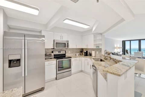 Condo in Jensen Beach, Florida, 2 bedrooms № 2018591 - photo 11