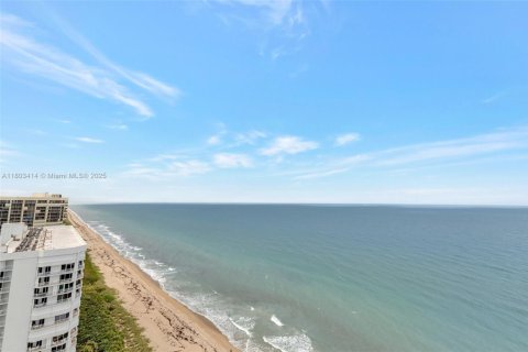 Condo in Jensen Beach, Florida, 2 bedrooms № 2018591 - photo 30