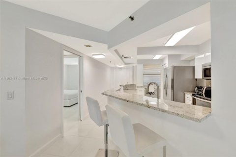 Condo in Jensen Beach, Florida, 2 bedrooms № 2018591 - photo 10