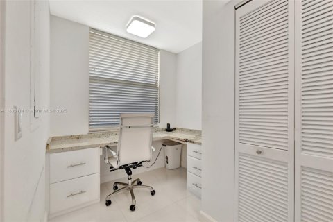 Condo in Jensen Beach, Florida, 2 bedrooms № 2018591 - photo 14