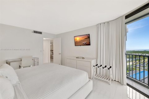 Condo in Jensen Beach, Florida, 2 bedrooms № 2018591 - photo 22