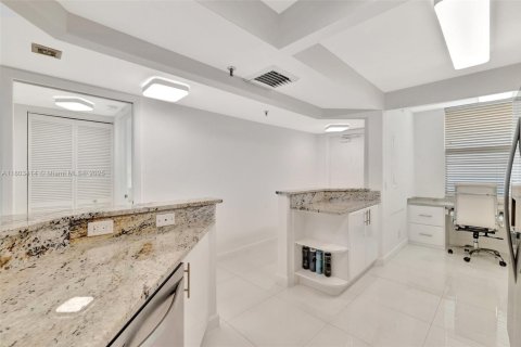 Condo in Jensen Beach, Florida, 2 bedrooms № 2018591 - photo 12