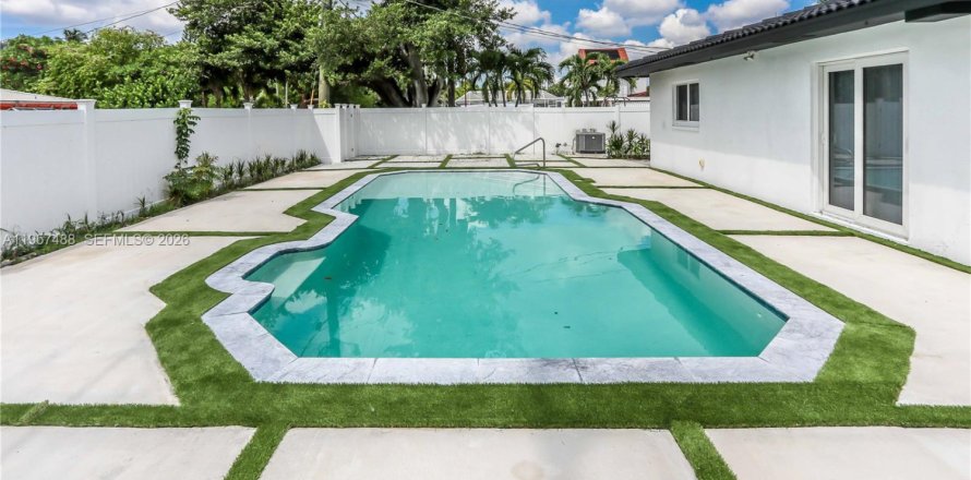 Casa en Hollywood, Florida 5 dormitorios, 210.61 m2 № 2011462