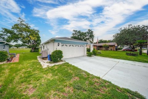 House in Port Richey, Florida 2 bedrooms, 135.08 sq.m. № 1906287 - photo 3
