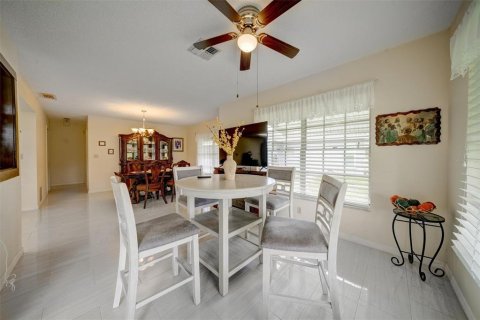 House in Port Richey, Florida 2 bedrooms, 135.08 sq.m. № 1906287 - photo 19