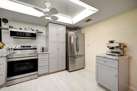 House in Port Richey, Florida 2 bedrooms, 135.08 sq.m. № 1906287 - photo 15