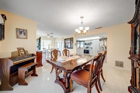 House in Port Richey, Florida 2 bedrooms, 135.08 sq.m. № 1906287 - photo 12