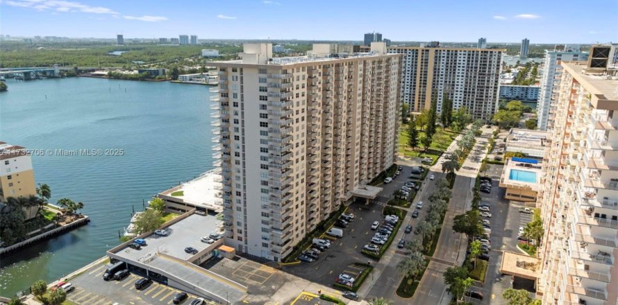 Studio à Condo à Sunny Isles Beach, Floride  № 1936065