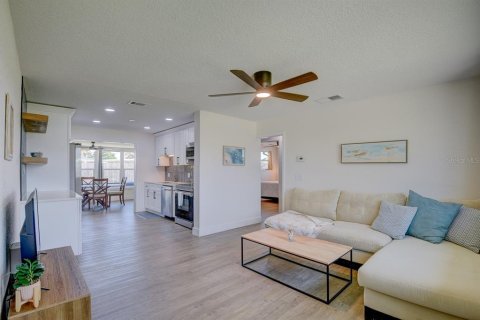 House in Ormond Beach, Florida 2 bedrooms, 88.72 sq.m. № 2237848 - photo 3