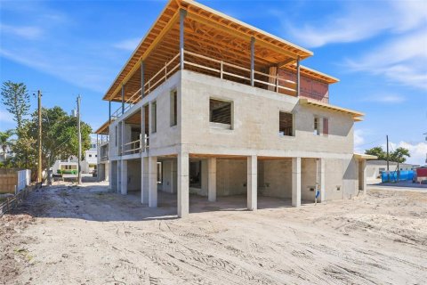 House in Anna Maria, Florida 6 bedrooms, 403.66 sq.m. № 2115867 - photo 9