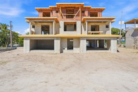 House in Anna Maria, Florida 6 bedrooms, 403.66 sq.m. № 2115867 - photo 7