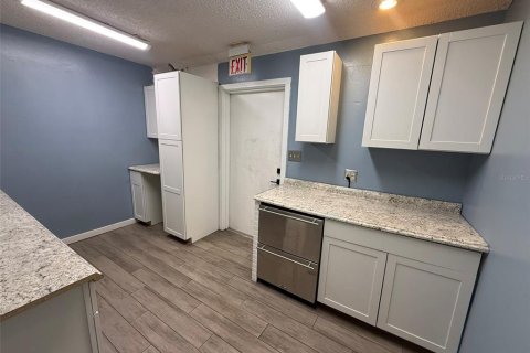 Immobilier commercial à louer à Largo, Floride: 77.57 m2 № 2166609 - photo 13