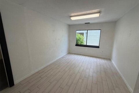 Immobilier commercial à louer à Largo, Floride: 77.57 m2 № 2166609 - photo 12