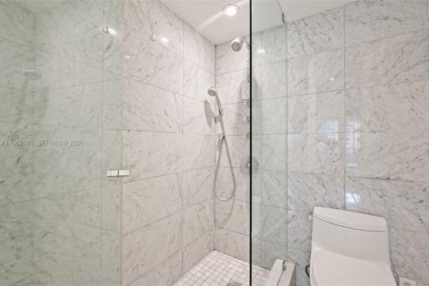 Купить кондоминиум в Майами, Флорида 2 спальни, 108.88м2, № 2154468 - фото 24