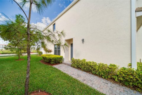 Touwnhouse à vendre à Miami, Floride: 3 chambres, 167.04 m2 № 1763721 - photo 3