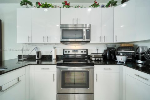 Touwnhouse à vendre à Miami, Floride: 3 chambres, 167.04 m2 № 1763721 - photo 6