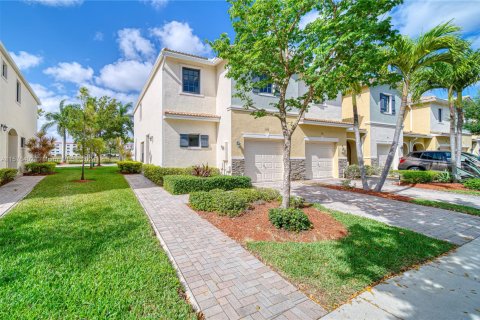 Touwnhouse à vendre à Miami, Floride: 3 chambres, 167.04 m2 № 1763721 - photo 2