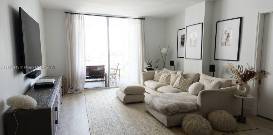 Кондоминиум с 2 спальнями в Майами, Флорида № 1898229