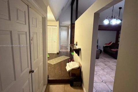 House in Miami, Florida 3 bedrooms, 158.58 sq.m. № 1954614 - photo 6