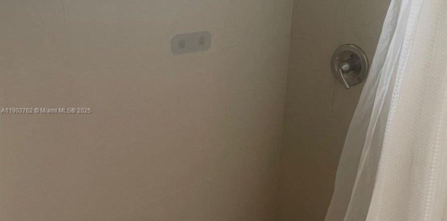 House in Miami, Florida 3 bedrooms, 158.58 sq.m. № 1954614