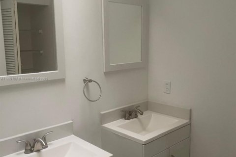 House in Miami, Florida 3 bedrooms, 158.58 sq.m. № 1954614 - photo 5