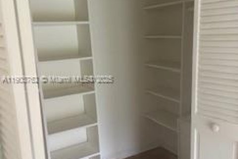 House in Miami, Florida 3 bedrooms, 158.58 sq.m. № 1954614 - photo 3