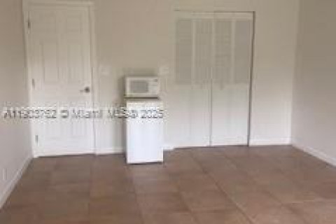 House in Miami, Florida 3 bedrooms, 158.58 sq.m. № 1954614 - photo 2