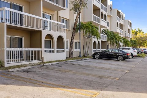 Condo in Miami, Florida, 1 bedroom  № 2040015 - photo 30