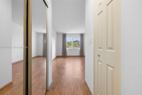 Condo in Miami, Florida, 1 bedroom  № 2040015 - photo 17