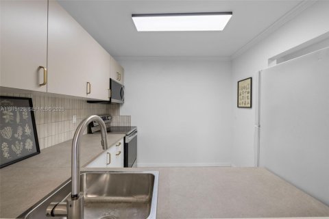 Condo in Miami, Florida, 1 bedroom  № 2040015 - photo 8