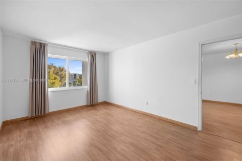Condo in Miami, Florida, 1 bedroom  № 2040015 - photo 14