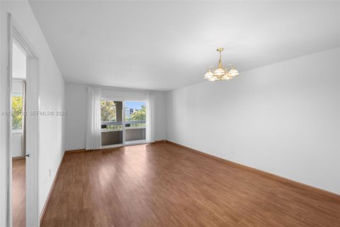 Condo in Miami, Florida, 1 bedroom  № 2040015 - photo 2