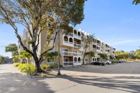 Condo in Miami, Florida, 1 bedroom  № 2040015 - photo 29