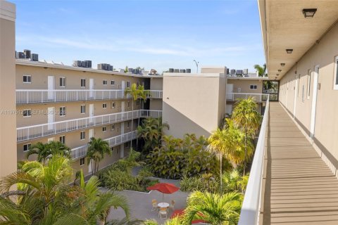 Condo in Miami, Florida, 1 bedroom  № 2040015 - photo 21