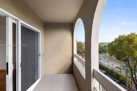 Condo in Miami, Florida, 1 bedroom  № 2040015 - photo 4