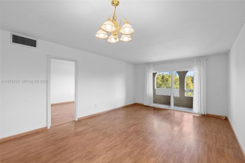 Condo in Miami, Florida, 1 bedroom  № 2040015 - photo 3