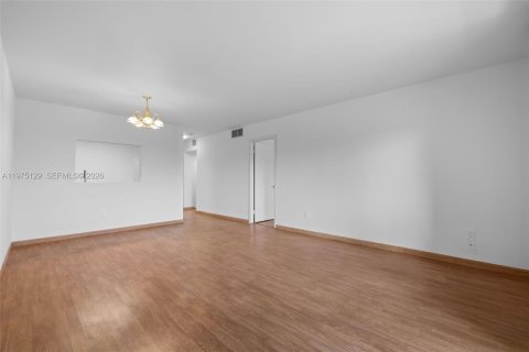 Condo in Miami, Florida, 1 bedroom  № 2040015 - photo 6