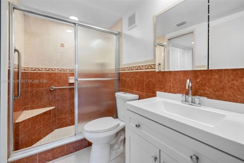 Condo in Miami, Florida, 1 bedroom  № 2040015 - photo 18