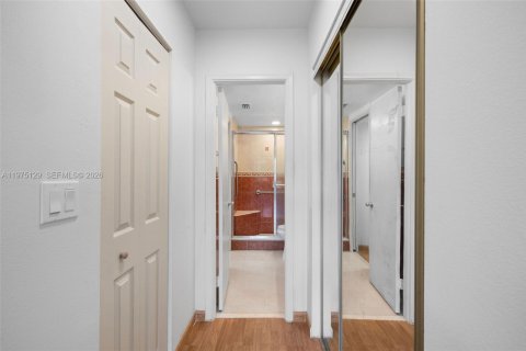 Condo in Miami, Florida, 1 bedroom  № 2040015 - photo 16