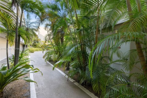 Condo in Miami, Florida, 1 bedroom  № 2040015 - photo 22