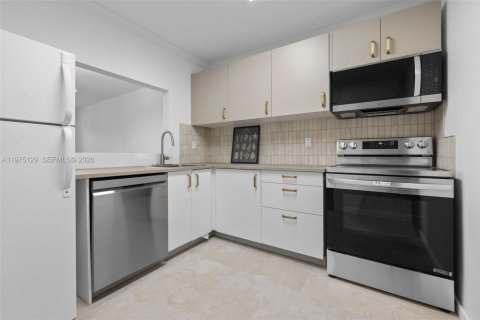 Condo in Miami, Florida, 1 bedroom  № 2040015 - photo 11