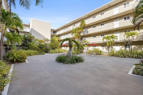 Condo in Miami, Florida, 1 bedroom  № 2040015 - photo 23