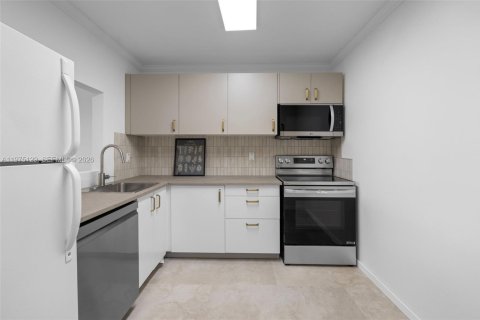 Condo in Miami, Florida, 1 bedroom  № 2040015 - photo 10