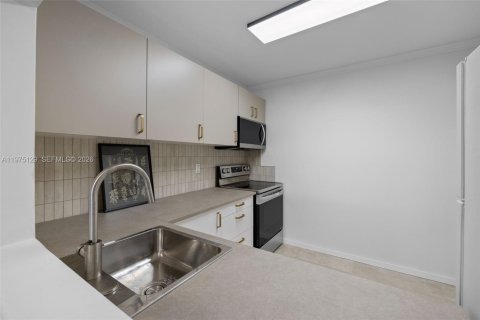 Condo in Miami, Florida, 1 bedroom  № 2040015 - photo 9