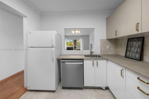 Condo in Miami, Florida, 1 bedroom  № 2040015 - photo 12