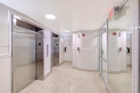Condominio en venta en Miami Beach, Florida, 1 dormitorio, 66.7 m2 № 2090508 - foto 6