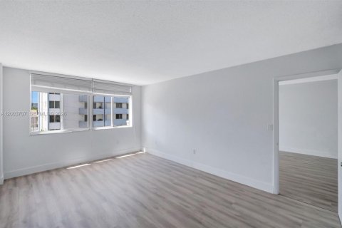 Condominio en venta en Miami Beach, Florida, 1 dormitorio, 66.7 m2 № 2090508 - foto 17